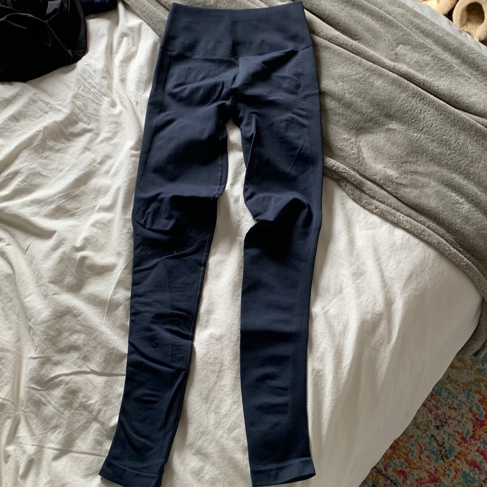 navy lululemon leggings. compression like material